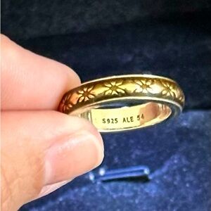 Beautiful Pandora ring, ale 54 size 7